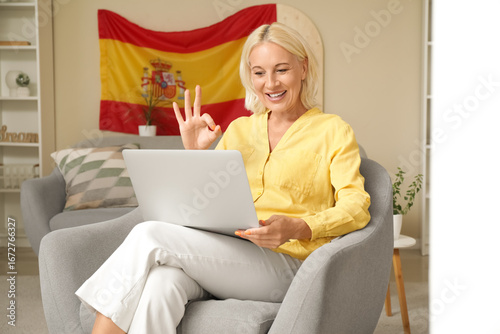 Mature woman with laptop le...