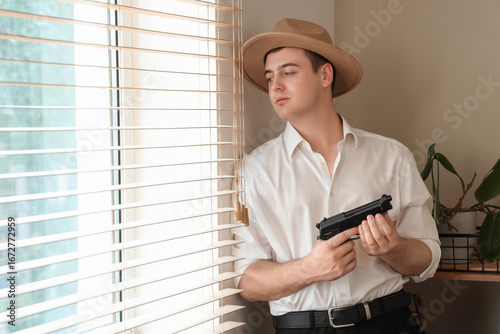 Male detective with gun nea...