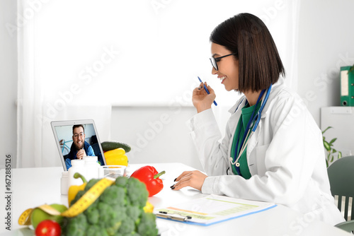 Female nutritionist video c...