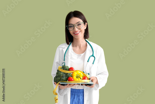 Female nutritionist with he...