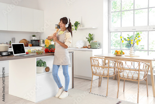 Happy young woman in apron ...