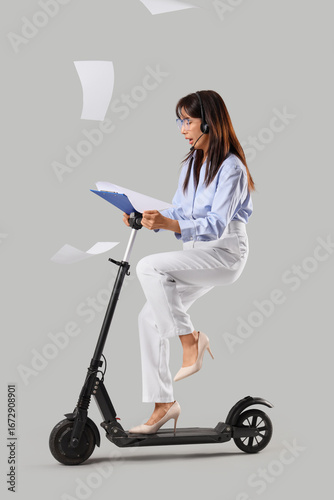 Young Asian businesswoman i...