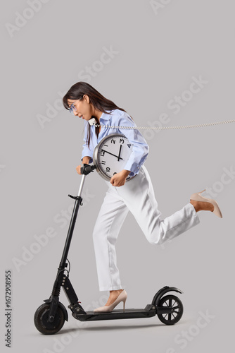 Young Asian businesswoman w...