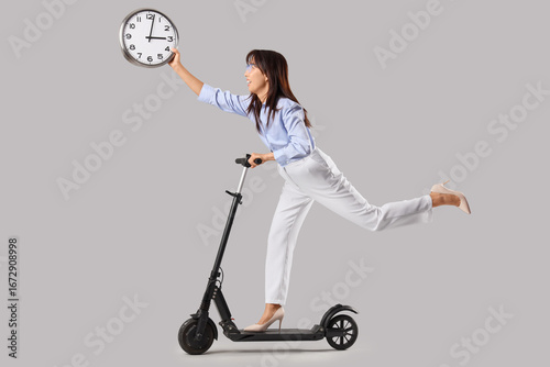 Young Asian businesswoman w...