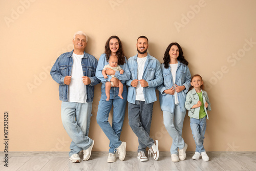 Portrait of big family in d...