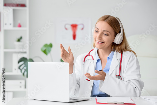 Female gynecologist with he...