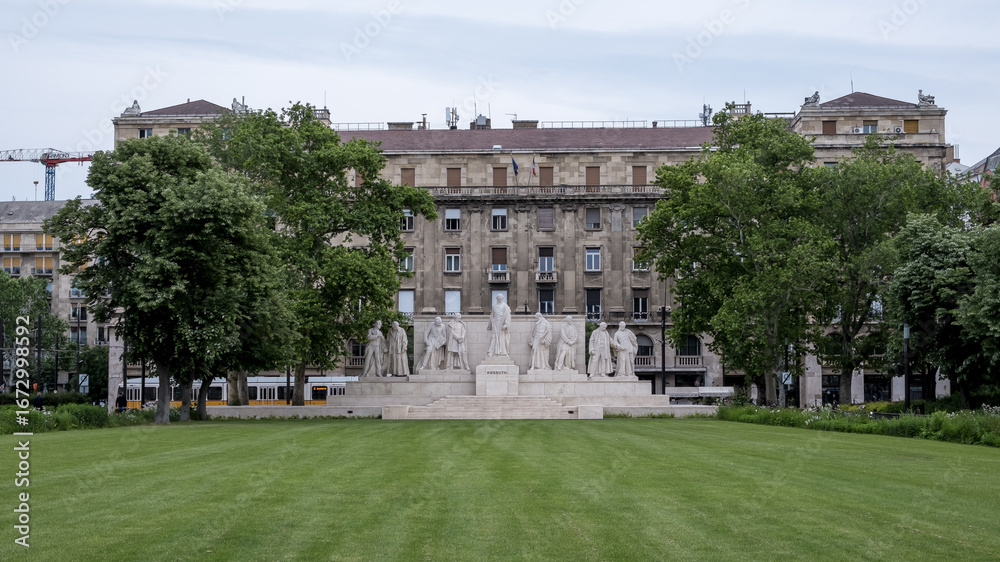 Obraz premium Budapest, Hungary – View of Kossuth Lajos Square in the Lipótváros district, a civic plaza framed by the Hungarian Parliament Building, memorials, and historic government architecture.