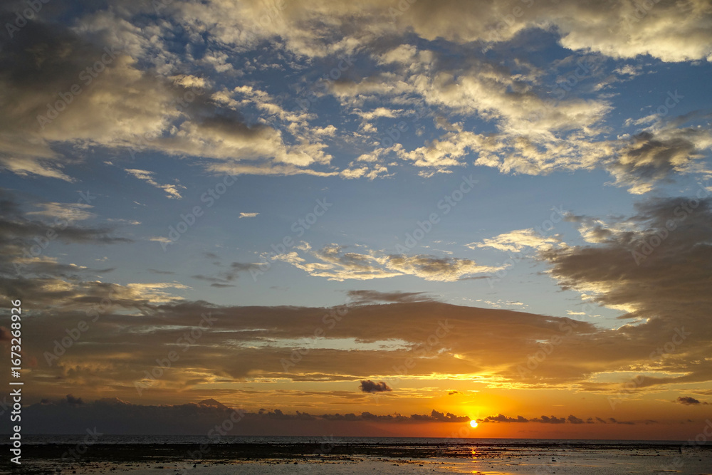 Obraz premium SUNDOWN IN TRAWANGAN