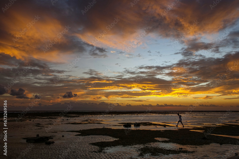 Naklejka premium SUNDOWN IN TRAWANGAN