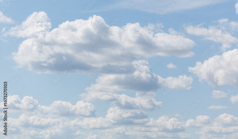 Obraz premium A blue sky with many clouds