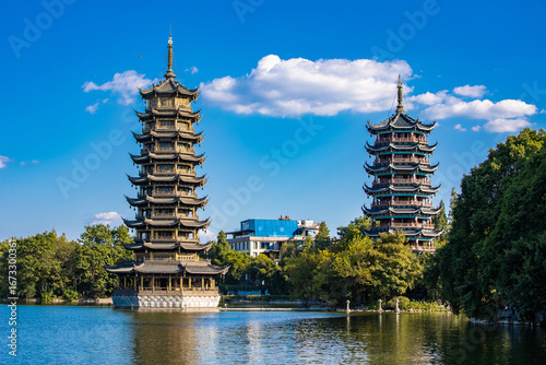 Foto Guilin City Landscape with Karst Mountains and Water Aerial