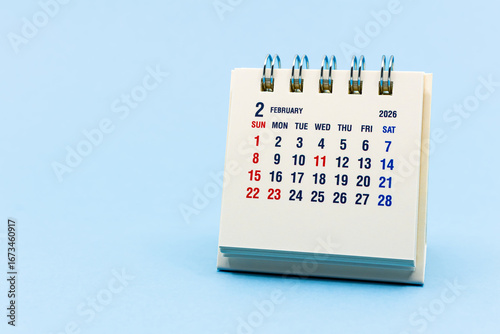 2026年2月カレンダー　日本の2月卓上カレンダー　祝日祭日休日連休　水色背景