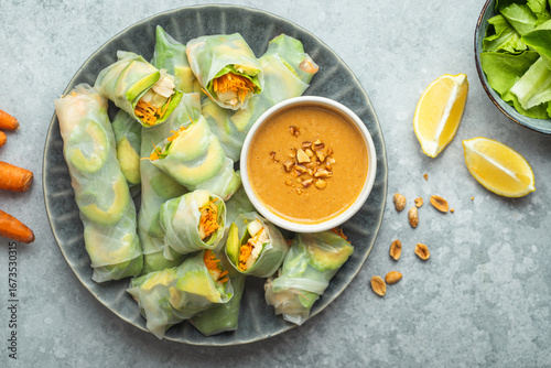 rouleaux d'été aux crudités et poulet avec sauce crémeuse à la cacahuète