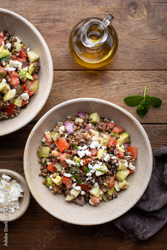 salade fraiche automne lentilles, tomates, concombre, herbes fraiches, fromage feta et vinaigrette