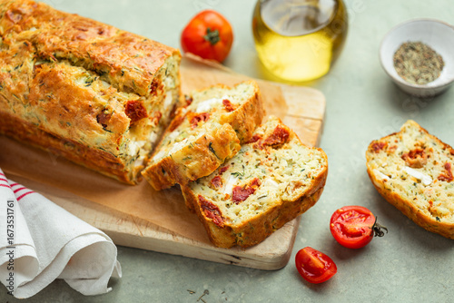 cake salé aux tomates séchées, feta et herbes de Provence fait maison