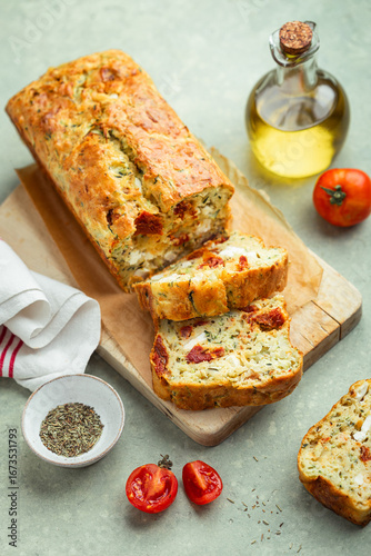 cake salé aux tomates séchées, feta et herbes de Provence fait maison