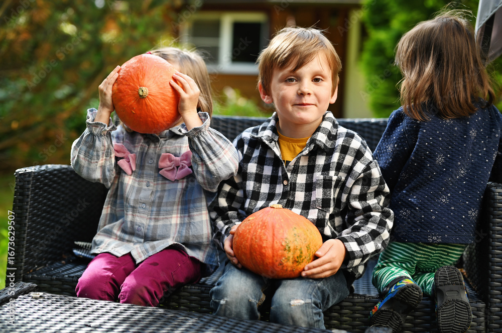 Fototapeta premium Kids with pumpkins