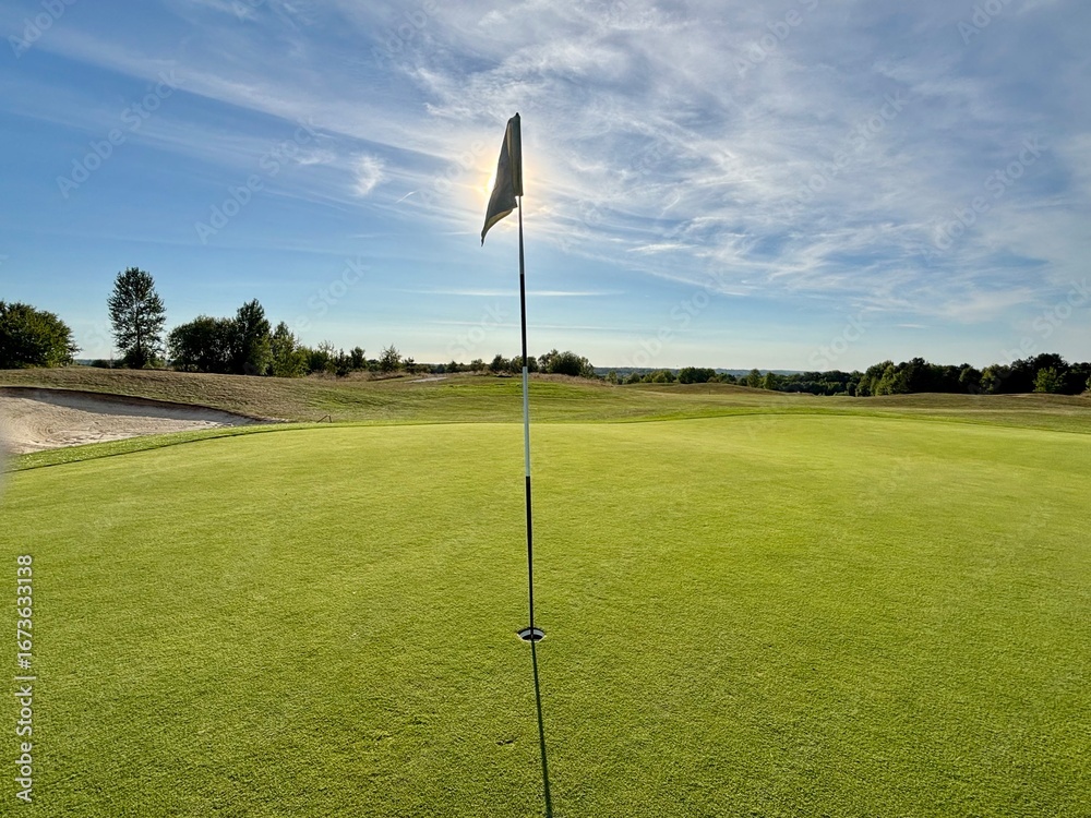 Obraz premium golf course and flag