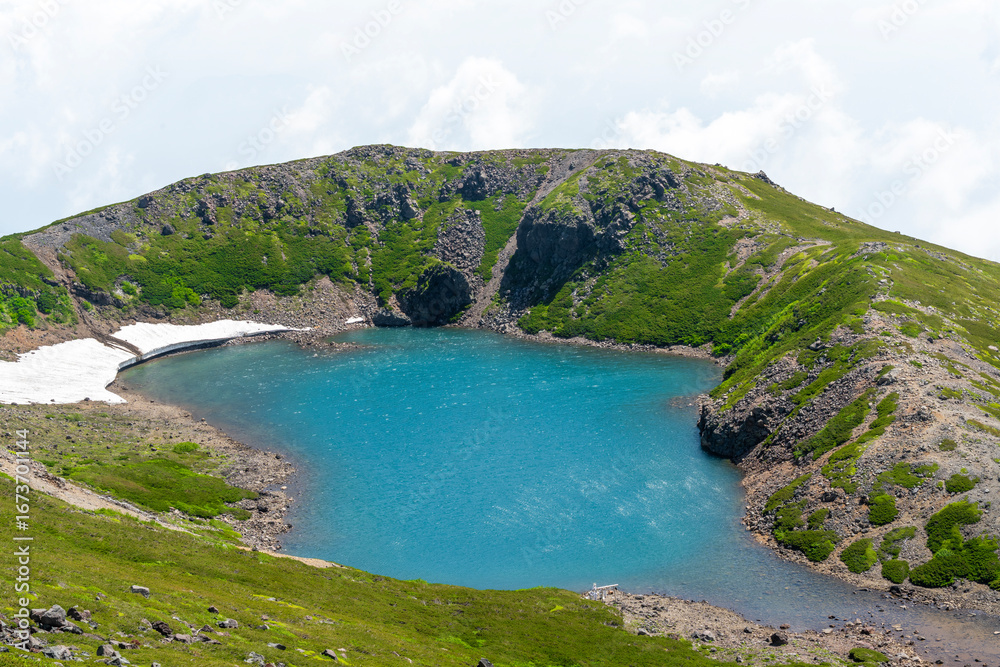 Fototapeta premium 雲に覆われる青い池