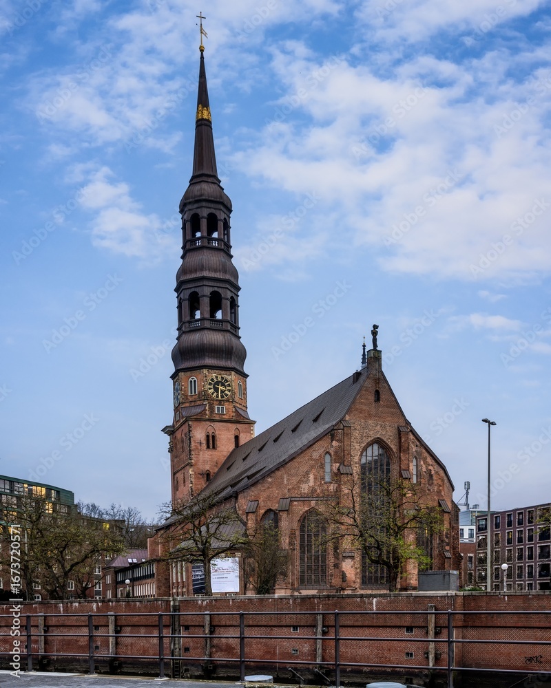 Obraz premium St. Catherine's Church with its iconic spire in Hamburg.