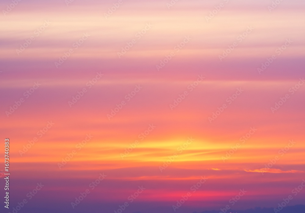 Obraz premium パステルカラーの夕焼け空、水平線、穏やかなグラデーション