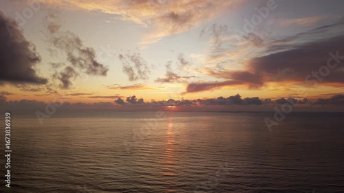 Luftaufnahme eines Sonnenuntergangs mit Drohne an der Atlantikküste in Frankreich, Ozean im Hintergrund, dramatische Wolken