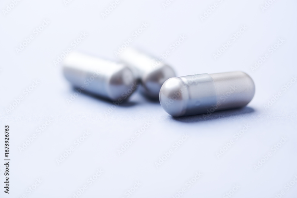 Naklejka premium BCAA amino acids tablets. Nutrition for bodybuilding. Fitness supplements on bright background. Soft focus. Copy space. 