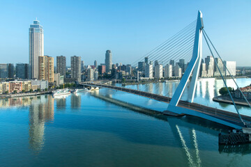 Fototapete Rotterdam Maas und Erasmusbrücke mit Hochhäusern  © Sonja