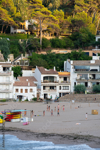 Playa de Sa Riera en Begur con bañistas disfrutando de la arena y el mar, Costa Brava
