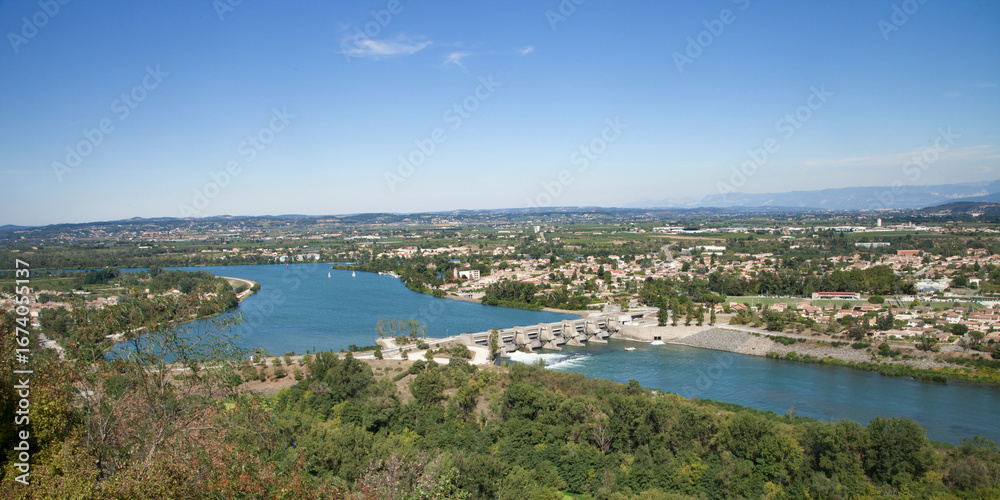 Fototapeta premium Panorama sur la vallée du Rhône près de Tournon sur Rhône avec le barrage de la Roche de Glun