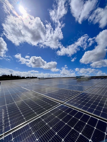 Vue en hauteur d’une centrale photovoltaïque installée en toiture