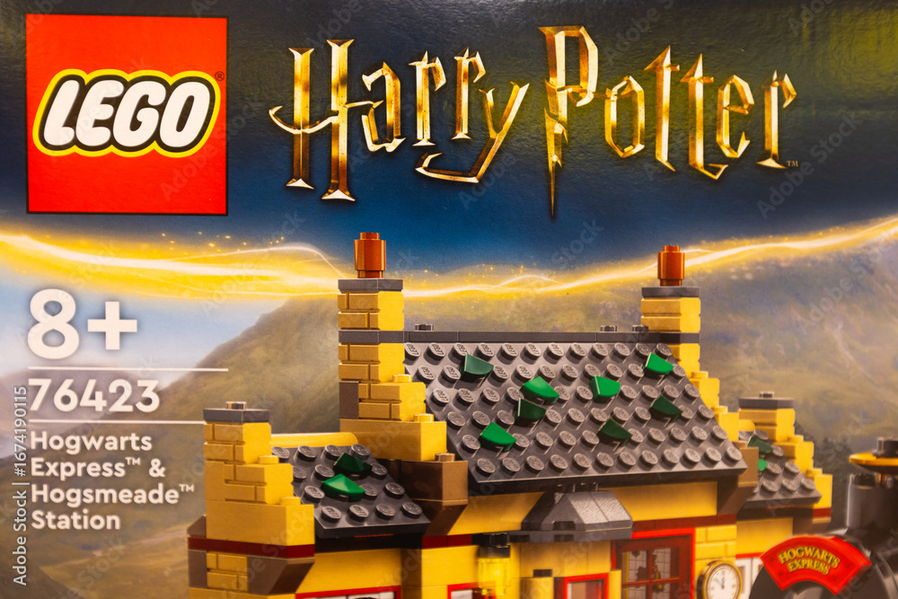 Obraz premium A close-up of a LEGO Harry Potter set box for 