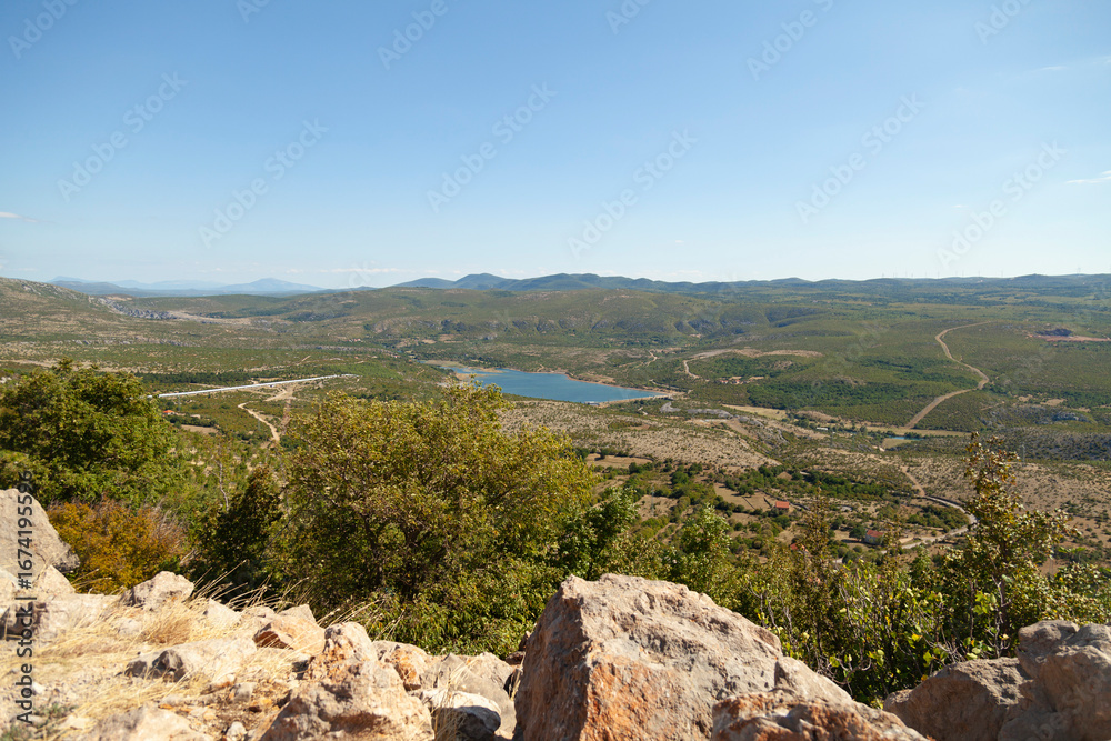 Obraz premium Scenic Lake and Landscape Vista