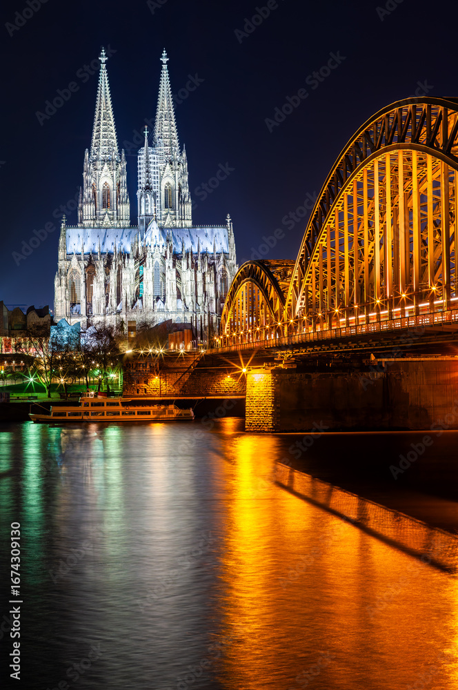 Fototapeta premium Hohenzollern Bridge and Cologne Cathedral by night