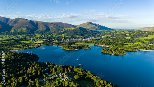 Fotografia Scenic drone shot of tranquil Derwent Water and mountains on a summer evening