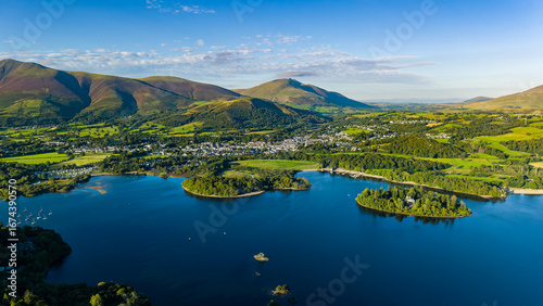 Fotografie Golden evening light over the town of Keswick and Derwent Water in summer