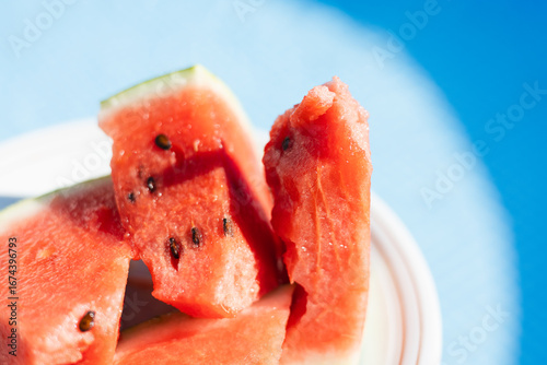 Φωτογραφία Fresh watermelon slices served on a white plate with a blue background in summer