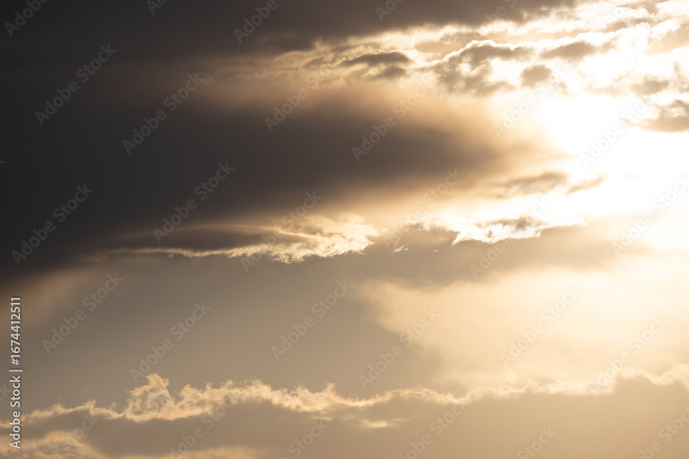 Obraz premium Dramatic clouds create a captivating sky display during sunset at a serene landscape