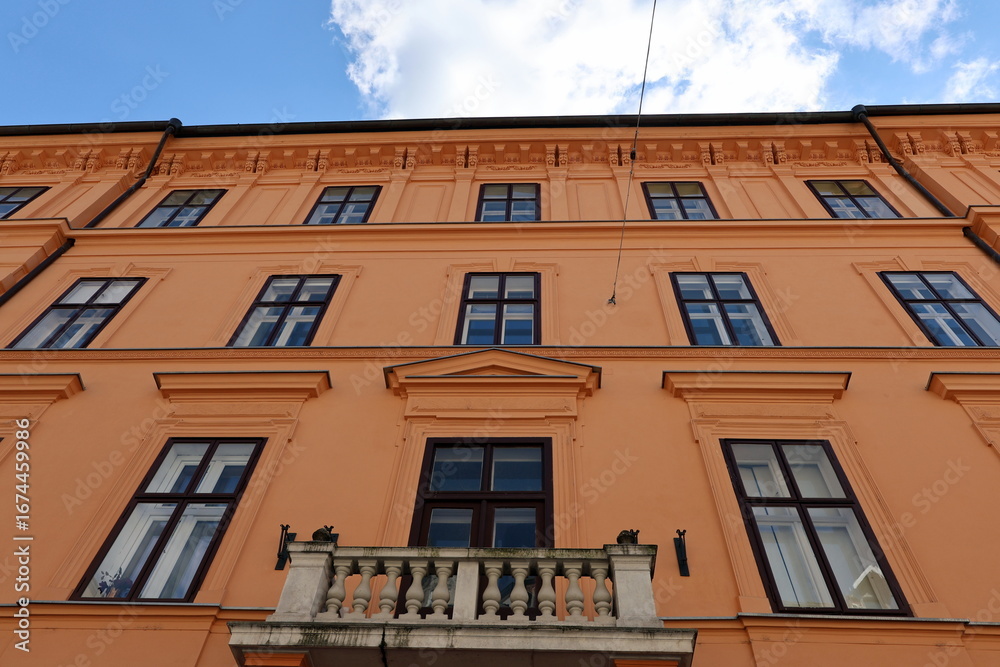 Obraz premium Leuchtend orange Altbaufassade in Ljubliana