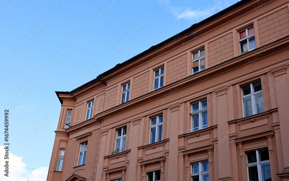 Fototapeta premium Leuchtend orange Altbaufassade in Ljubliana