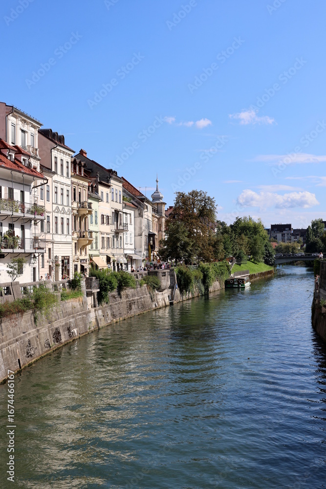 Naklejka premium Die Ljubljanica durch Ljubliana im Sommer