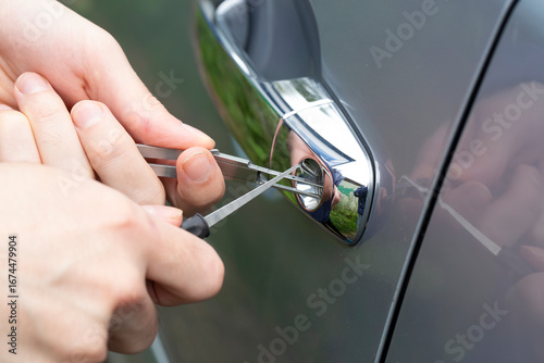 Photos The hijacker tries to break into the car with a scanner