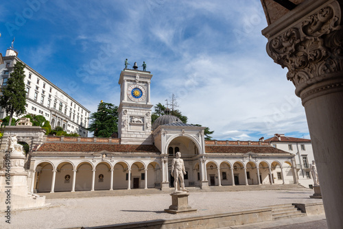 Foto Exterior view of Loggia del Lionello in Udine with arched colonnade and stone wa