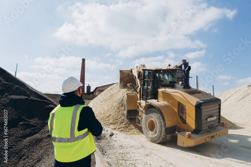 Cuadro en lienzo Supervisor overseeing wheel loader working at concrete production plant