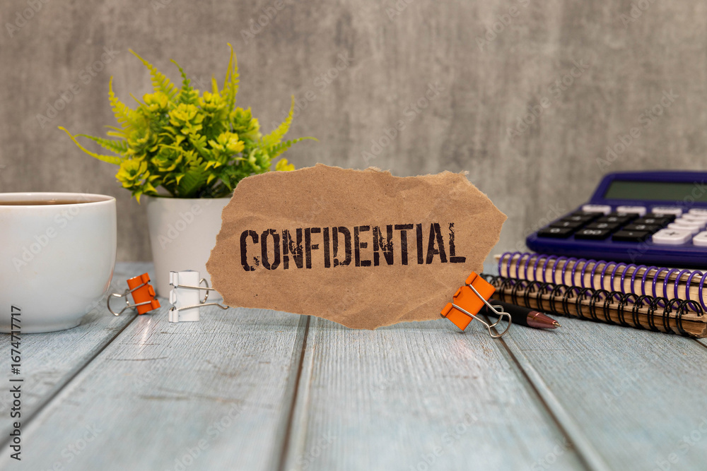 Naklejka premium text of confidential on white paper behind the torn black paper