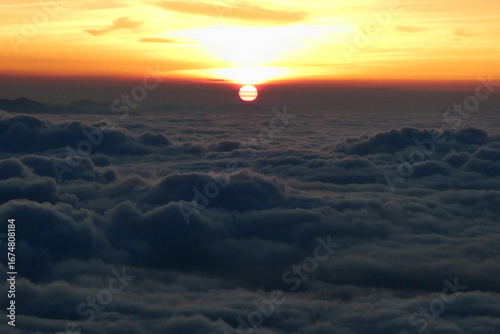 日本百名山　鳳凰三山の山頂から早朝にご来光を眺望