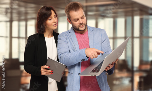 Φωτογραφία colleagues solve a problem plan discuss two professional people work together us