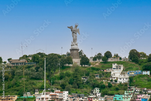 Vista de la ciudad de Quito, destacando la colina del Panecillo y la emblemática escultura de la Virgen de Quito, ubicada en la provincia de Pichincha, Ecuador.