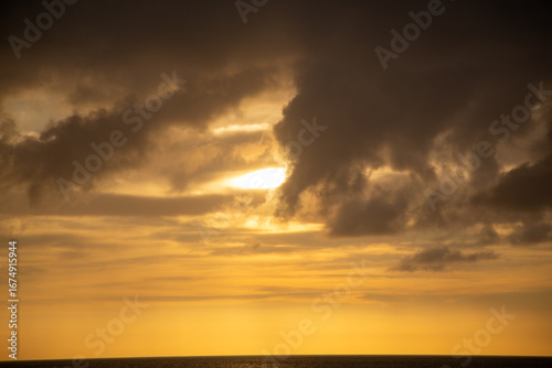 夏の夕景の空と海。