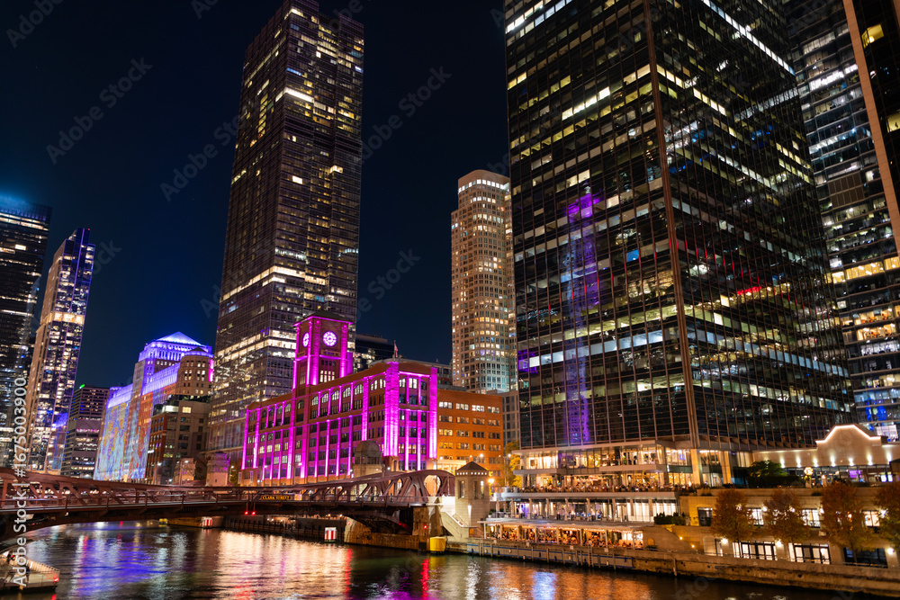 Obraz premium Night in Chicago city downtown. Skyscraper architecture. Chicago city cityscape. Cityscape night with skyscraper building. Skyline architecture. Chicago city with illuminated building. Urban lights